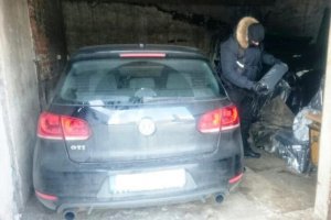 Policjanci zlikwidowali dziuplę z kradzionymi samochodami