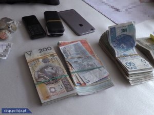 7 osób zatrzymanych za wyłudzenie 700 mln złotych VAT
