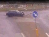 Pijany kierowca uderza autem w słup. Monitoring zarejestrował zdarzenie