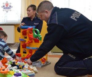 Policjanci i pracownicy tomaszowskiej komendy pomagają