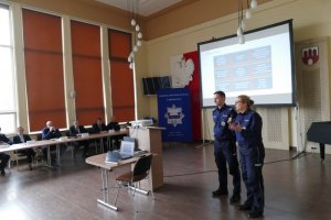 Policjanci z Wrocławia podczas debaty prezentowali pierwszą w Polsce aplikację o bezpieczeństwie w sieci