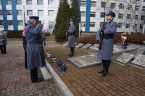 Komendant Wojewódzki Policji w Katowicach oddaje honory przed Grobem Polskiego Policjanta