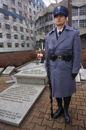 Policjant przy Grobie Policjanta Polskiego w Katowicach