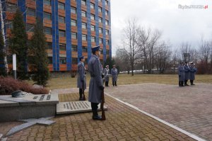 Przedstawiciele Policji przed Grobem Polskiego Policjanta