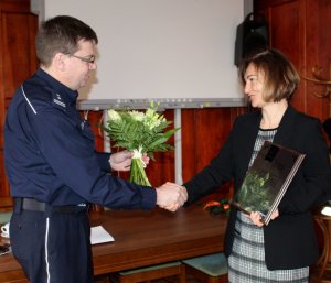 Komendant KWP Szczecin gratuluje i wręcza nagrody policjantom