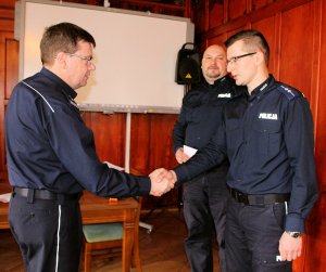 Komendant KWP Szczecin gratuluje i wręcza nagrody policjantom