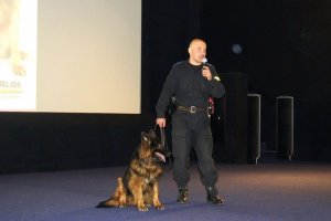Policyjny pies Eguro w „Kinie na temat