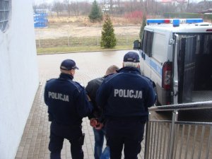 zatrzymany prowadzony przez policjantów