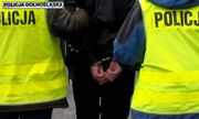 policjanci prowadzą zatrzymanego