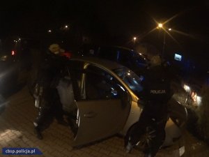 policjanci zatrzymują auto z podejrzanym
