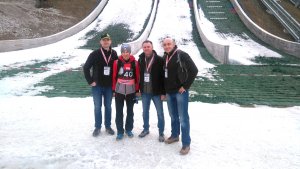 polscy policjanci z polskim skoczkiem narciarskim