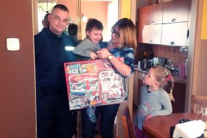 policjant przekazał zabawki dzieciom