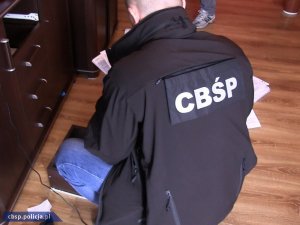 Boss grupy przestępczej ukrył się w gołębniku przed policjantami CBŚP