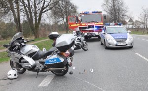Kierowca opla potrącił policjanta patrolującego drogę na motocyklu