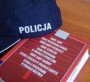 policyjna czapka na kodeksie