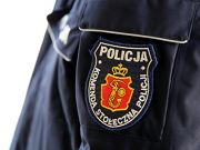 emblemat z napisem Komenda Stołeczna Policji na kurtce policyjnej