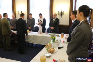Spotkanie szefa MSWiA z funkcjonariuszami, którzy będą pełnić służbę w Święta Wielkanocne