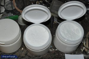Policjanci CBŚP zlikwidowali pod Działdowem laboratorium amfetaminy, a w Markach zabezpieczyli 10 litrów płynnej w butelkach z herbatą