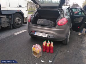 Policjanci CBŚP zlikwidowali pod Działdowem laboratorium amfetaminy, a w Markach zabezpieczyli 10 litrów płynnej w butelkach z herbatą