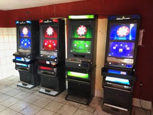 KAS i bydgoscy policjanci zabezpieczają nielegalne automaty do gier
