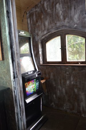 Funkcjonariusze zabezpieczają nielegalne automaty do gier