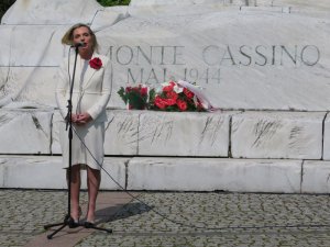 Złożenie wieńców przed Pomnikiem Bitwy o Monte Cassino.