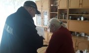 dzielnicowy i 77-letnie kobieta, której pomógł