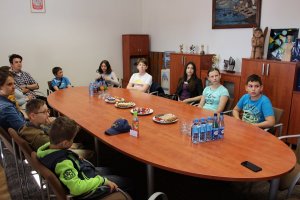 wizyta dzieci w gabinecie komendanta wojewódzkiego w Poznaniu