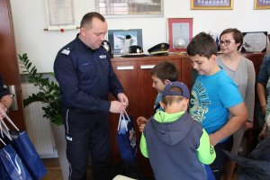 wizyta dzieci w gabinecie komendanta wojewódzkiego w Poznaniu