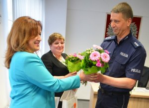 podziękowania dla pani kasjerki oraz dyrektor jednego z białostockich oddziałów bankowych za udaremnienie oszustwa metodą na „policjanta”