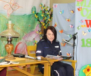 policjantka czyta dzieciom
