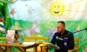 policjant czyta dzieciom