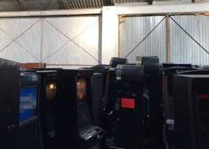 Policjanci z Brodnicy wspólnie z funkcjonariuszami KAS zabezpieczyli 360 automatów do gier