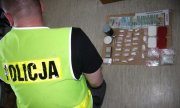 policjant i zabezpieczone narkotyki