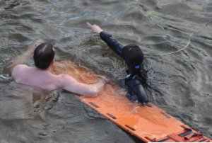 Policjanci ratowali życie tonącej kobiety pływając w nurce rzeki