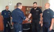 wyróżnieni i nagrodzeni przez Komendanta Wojewódzkiego Policji w Bydgoszczy za uratowanie życia policjanci