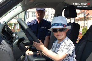 Tarnogórscy policjanci podczas akcji charytatywnej dla chorej na autyzm i padaczkę Martynki Kukla