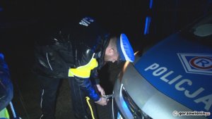 policjanci pomagają kierowcom, którzy ugrzęźli w błocie
