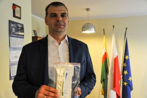 Dyrektor Regionalnego Ośrodka Polityki Społecznej w Zielonej Górze - Jakub Piosik trzyma przekazany narkotest