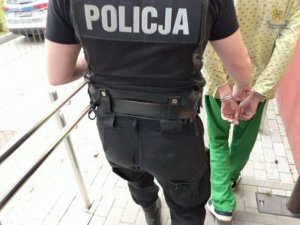 policjant z zatrzymanym
