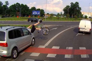 Niebezpieczne potrącenie rowerzystki w obiektywie samochodowej kamery