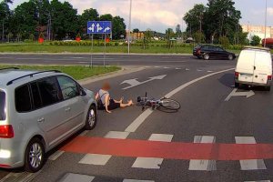 Niebezpieczne potrącenie rowerzystki w obiektywie samochodowej kamery