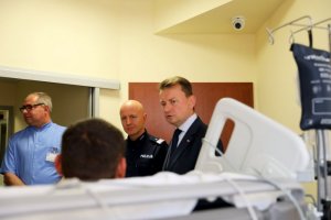 Szef MSWiA wraz z Komendantem Głównym Policji odwiedził w szpitalu rannego po pościgu policjanta