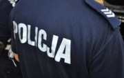 funkcjonariusz w koszulce z napisem Policja