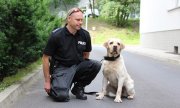 Pies Maniek z policjantem