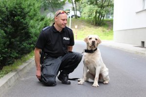 Pies Maniek z policjantem