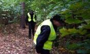 Zaginiony starszy mężczyzna odnaleziony w lesie przez policjantów