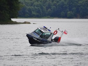 Policjanci ratowali rozbitków na Jeziorze Solińskim