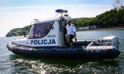 policjant na łodzi