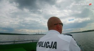 policjant na łodzi patrolowej